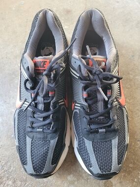 Men's Nike Zoom Vomero 5 Black/Picante Red-Iron Grey (FB9149 001) - 9.5